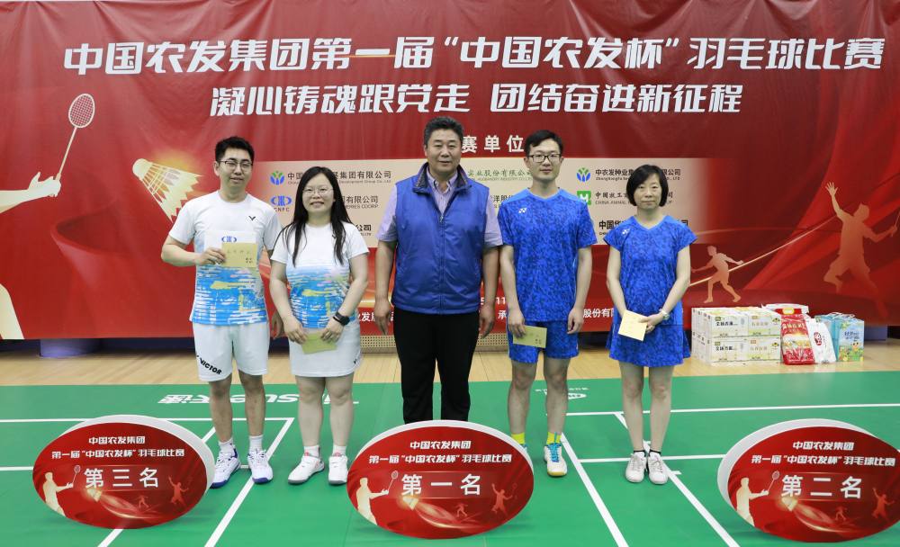 趣味賽:楊光輝頒獎(jiǎng)_副本.jpg 趣味賽:楊光輝頒獎(jiǎng)_副本.jpg