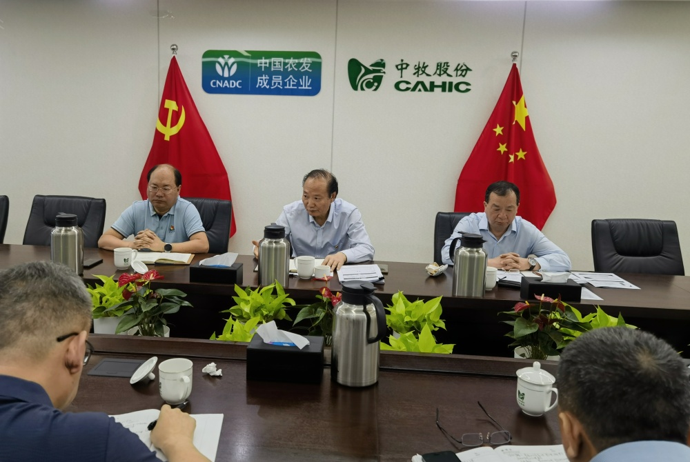 領(lǐng)導(dǎo)特寫_副本.jpg 領(lǐng)導(dǎo)特寫_副本.jpg